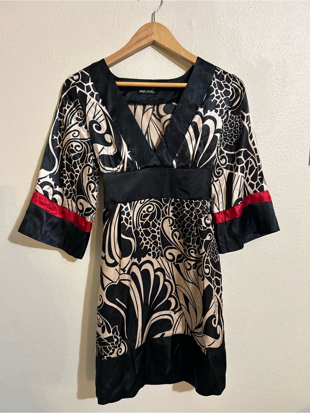 Wet Seal Black, Cream & Red Satin Kimono Dress Y2K Small Empire Waist V-Neck